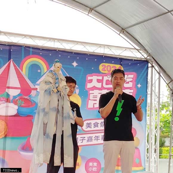 曾冠智（右）表示，上海團擬8月參訪台北淨零減碳成果。（記者李叔霖攝）