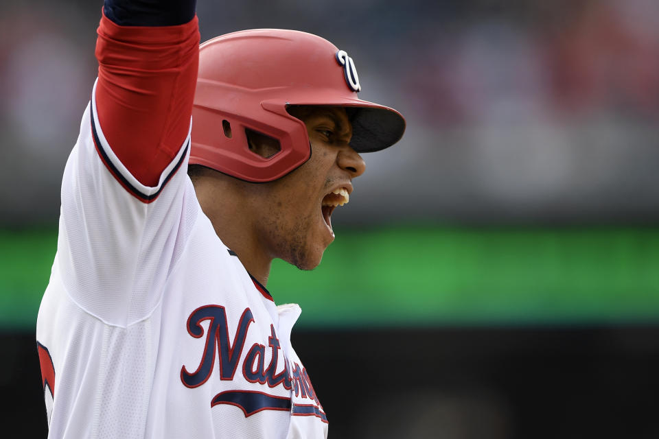 Juan Soto, de los Nacionales de Washington, celebra su jonrón de dos carreras en la octava entrada del juego ante los Padres de San Diego, el domingo 18 de julio de 2021, en Washington. (AP Foto/Nick Wass)