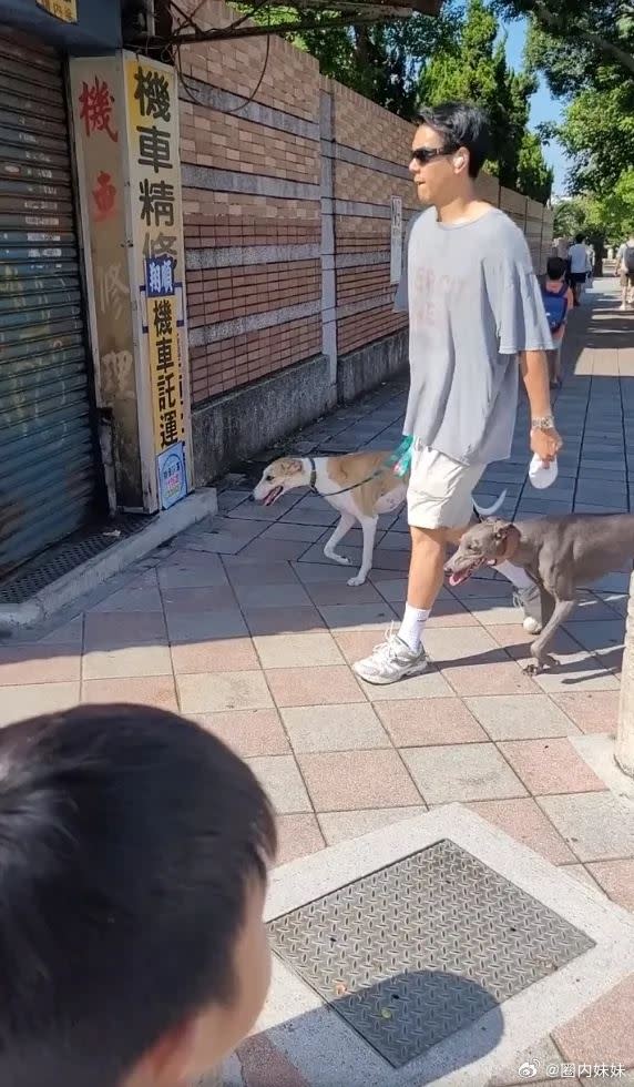 韓國媽媽正拍兒子，彭于晏遛著狗不小心入鏡。（圖／翻攝自微博）