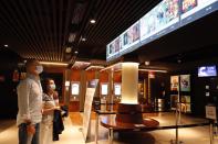 Entre tanto viaje los padres de Leonor y Sofía han sacado tiempo para ir al cine en Madrid. El 18 de julio fueron fotografiados en la sala Yelmo Ideal. (Foto: Casa de S.M. el Rey / Getty Images)