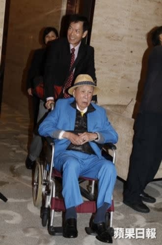 現年95歲的陳百強爸爸，去年坐輪椅出席活動。（資料圖片）