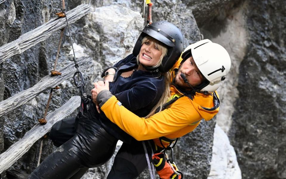 Mit voller Wucht haut's Heidi Klum in die Schlucht! Ober-Retter Sebastian Ströbel hilft in misslichster Lage. (Bild: ZDF / Barbara Bauriedl)