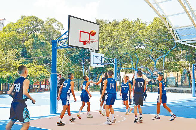 苗栗縣苗栗市貓裏山公園風雨球場12日正式啟用，並邀請大倫及明仁國中籃球校隊，透過表演賽為球場啟用首發慶賀。（李京昇攝）