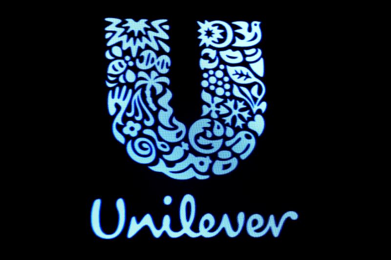 <p>Unilever ha hecho más que inversiones verdes: esta compañía ha convertido la sostenibilidad en parte de su identidad corporativa. El Plan de Vida Sostenible de la empresa establece objetivos para el abastecimiento, la cadena de suministro y la producción, desde el uso de energía y agua hasta el tratamiento de proveedores y comunidades donde operan.<br>Cuando este plan se adoptó por primera vez en 2010, el CEO Paul Polman aseguró que quería duplicar el negocio de la compañía y reducir a la mitad su impacto ambiental en solo 10 años. Polman ha logrado grandes avances en este sentido: tres cuartas partes de los residuos no peligrosos de Unilever no van a los vertederos y la proporción de sus proveedores agrícolas que utilizan prácticas sostenibles se ha triplicado.<br>Las Naciones Unidas otorgaron al CEO de la compañía su Premio Campeón de la Tierra en 2015 por sus esfuerzos para alcanzar este objetivo.<br>REUTERS/Brendan McDermid/File Photo </p>