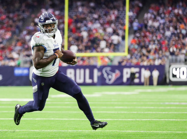 Tennessee Titans quarterback Malik Willis throws against the Kansas City  Chiefs during the first half of an NFL football game, Sunday, Nov. 6, 2022  in Kansas City, Mo. (AP Photo/Reed Hoffmann Stock