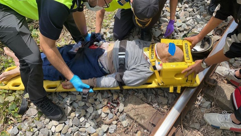 老翁受傷倒臥鐵軌旁，內灣小火車充當救護車救人為先。（圖：消防局提供）