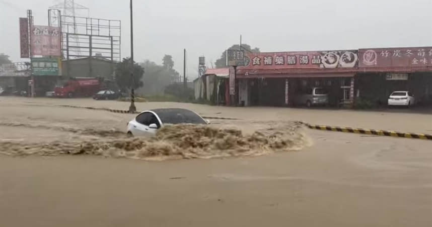 竹山下暴雨，造成台3線竹山交流道附近淹成黃河，特斯拉無懼淹水涉水而過，網友嘖嘖稱奇。（圖／民眾提供）