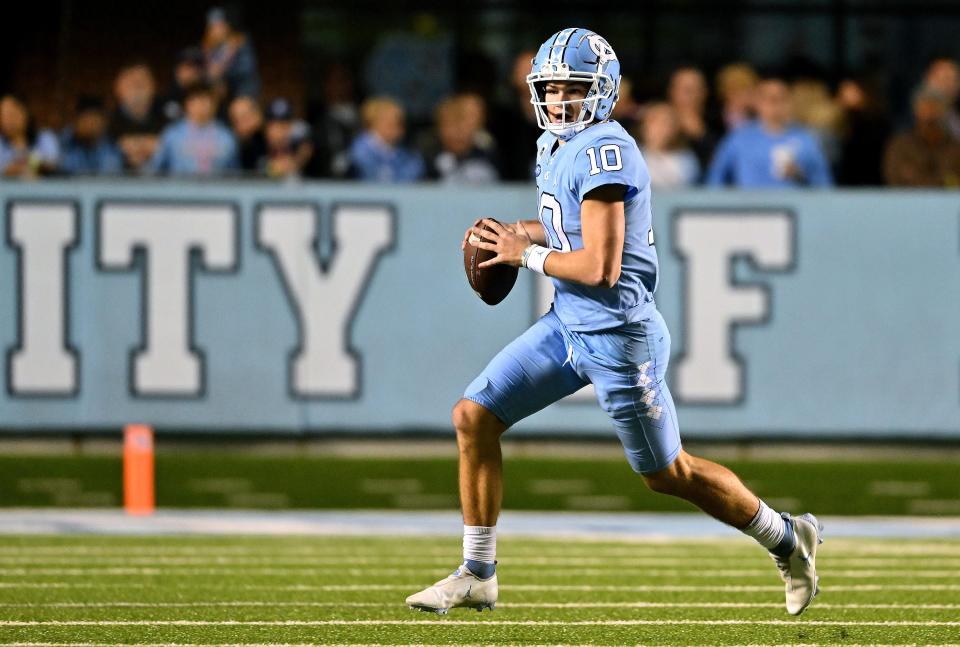 CHAPEL HILL, NORTH CAROLINA - OCTOBER 29: Drake Maye #10 of the North Carolina Tar Heels rolls out against the Pittsburgh Panthers during the first half of their game at Kenan Memorial Stadium on October 29, 2022 in Chapel Hill, North Carolina. (Photo by Grant Halverson/Getty Images)