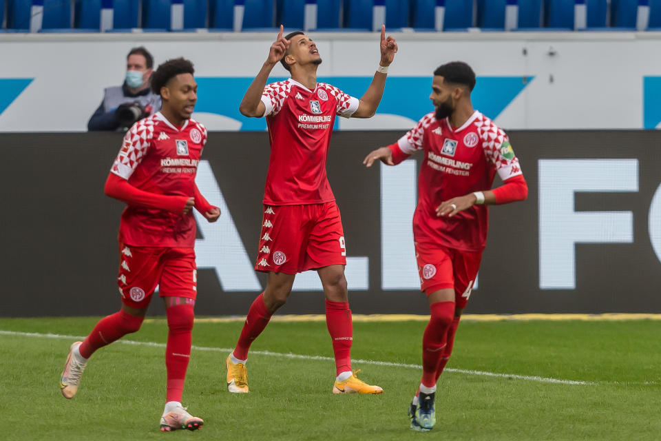 SINSHEIM, GERMANY - MARCH 21: (BILD ZEITUNG OUT) Robert Glatzel of 1. FSV Mainz 05 celebrates after scoring his team's first goal with teammates during the Bundesliga match between TSG Hoffenheim and 1. FSV Mainz 05 at PreZero-Arena on March 21, 2021 in Sinsheim, Germany. (Photo by Harry Langer/DeFodi Images via Getty Images)