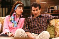 Schuhverkäufer Al Bundy (Ed O'Neill), seine Frau Peggy (Katey Sagal) und zwei Kinder: Die US-Sitcom "Eine schrecklich nette Familie" (bei RTL+) machte die Darsteller zu Kult-Stars. Auch hierzulande galt die Serie von FOX in den 80er- und frühen 90er-Jahren als eine der populärsten Sitcoms im deutschen Fernsehen. Am Ende verfolgten Fans über elf Staffeln die Bundys, die ihren Darstellern mitunter große Karrieren ebneten. (Bild: Sony Pictures Home Entertainment)