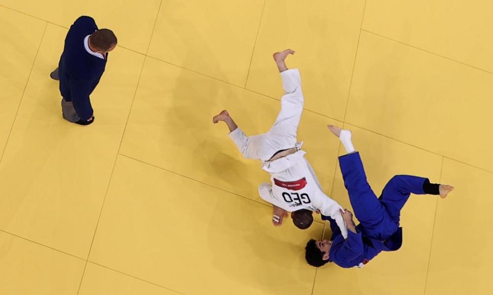 Georgia’s Lukhumi Chkhvimiani takes on Kim Won-jin of South Korea at the Budokan.