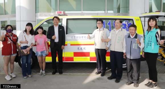南市長黃偉哲頒發感謝狀，感謝佐岸開發捐贈救護車，展現企業社會責任提升救護品質。（記者李嘉祥攝）