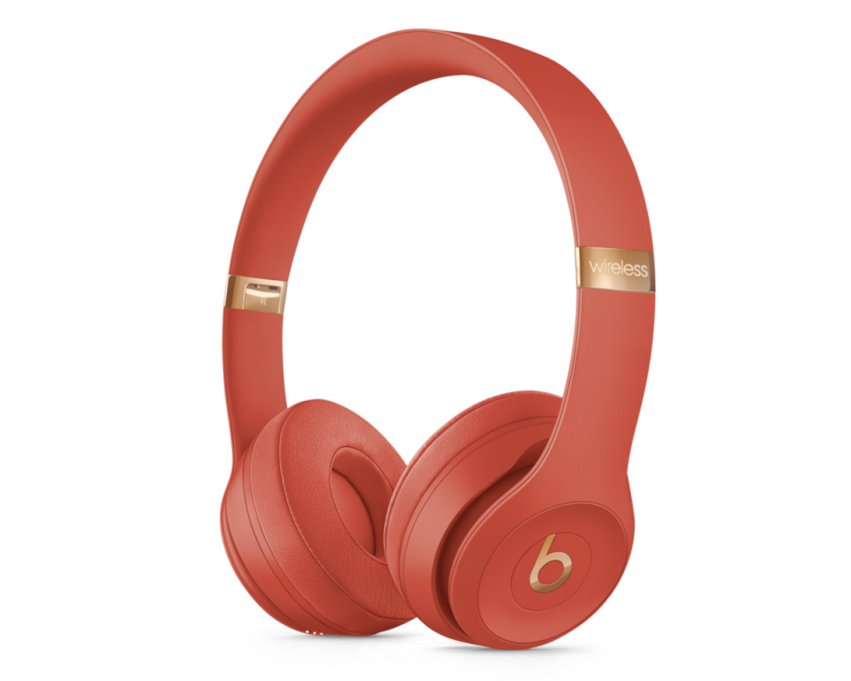 Beats Solo3 Wireless頭戴式耳機龍年特別版主色調為大紅色、LOGO部分用金色點綴。   圖：截自蘋果官網。