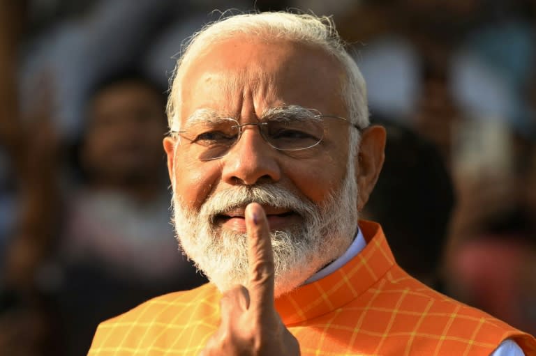 El primer ministro de la India, Narendra Modi, líder del gobernante Partido Bharatiya Janata (BJP), votó en una cabina electoral en Ranip, Ahmedabad, el 7 de mayo de 2024 (Sajjad HUSSAIN)