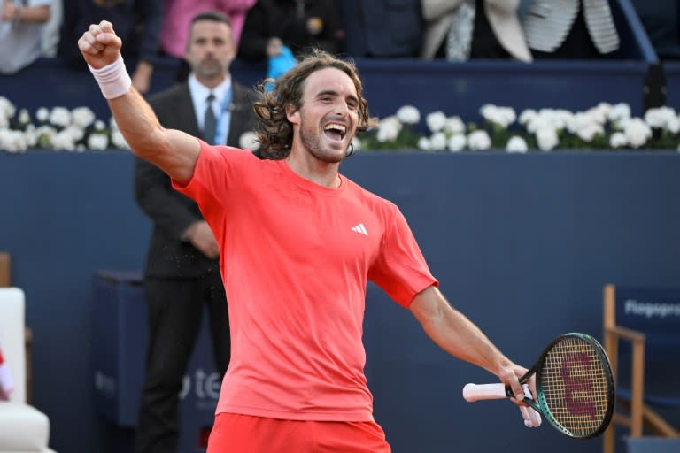 Stefanos Tsitsipas celebra su victoria ante Facundo Díaz en los cuartos de final del torneo de Barcelona, el 19 de abril de 2024 (Josep LAGO)