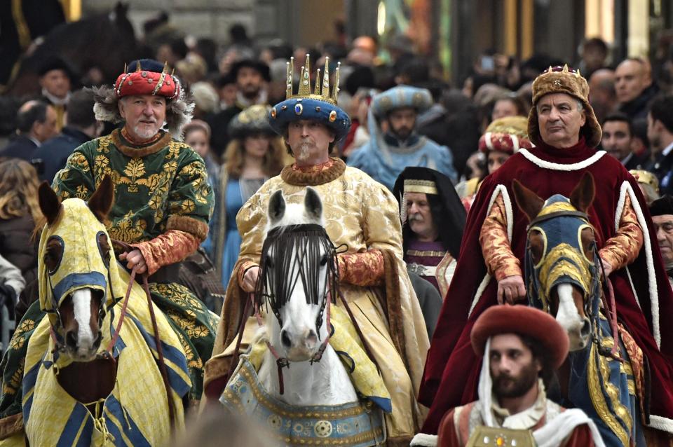 <p>Impersonators of the Three Magi (or Three Wise Men), Caspar, Melchior and Baltasar, on horseback during the ‘Ride of Three Magi’ for the feast of Epiphany in Florence, Italy, Jan. 6,2018. (Photo: Maurizio Degl Innocenti/EPA-EFE/REX/Shutterstock) </p>