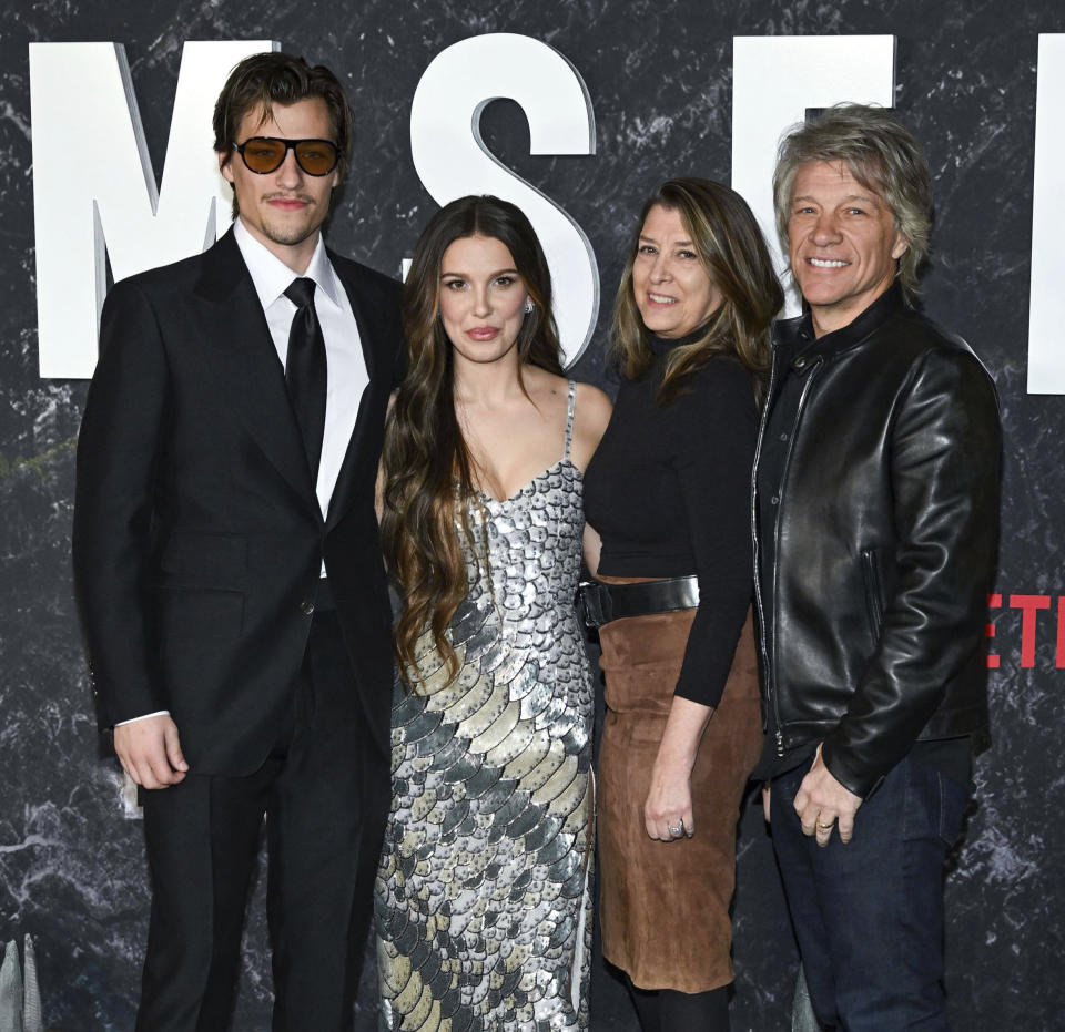 Jake Bongiovi, su prometida Millie Bobby Brown, Dorothea Hurley y Jon Bon Jovi. (zz/NDZ/STAR MAX/IPx)