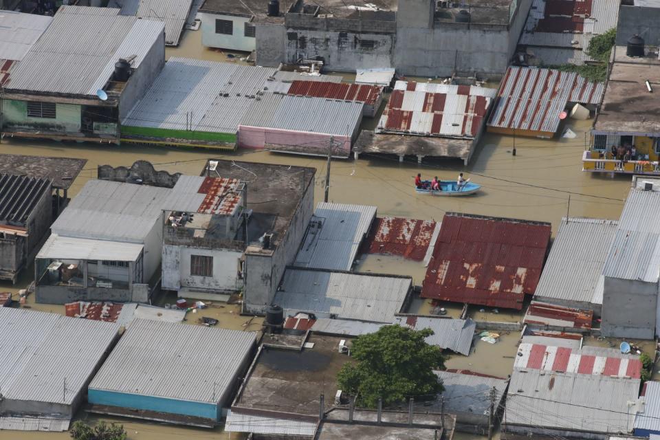 OSTUACÁN, CHIAPAS, 08NOVIEMBRE2020.- Imágenes del desfogue de la Presa Ángel Albino Corzo "Peñitas", lo que ha provocado la crecida de varios ríos en sureste mexicano provocando inundaciones en comunidades de Tabasco. Por la tarde el Jefe del Ejecutivo, Andrés Manuel López Obrador, señaló que los niveles del agua en esta presa ya se estaban estabilizando, por lo que ya no sería necesario más liberación de agua. FOTO: PRESIDENCIA/CUARTOSCURO.COM