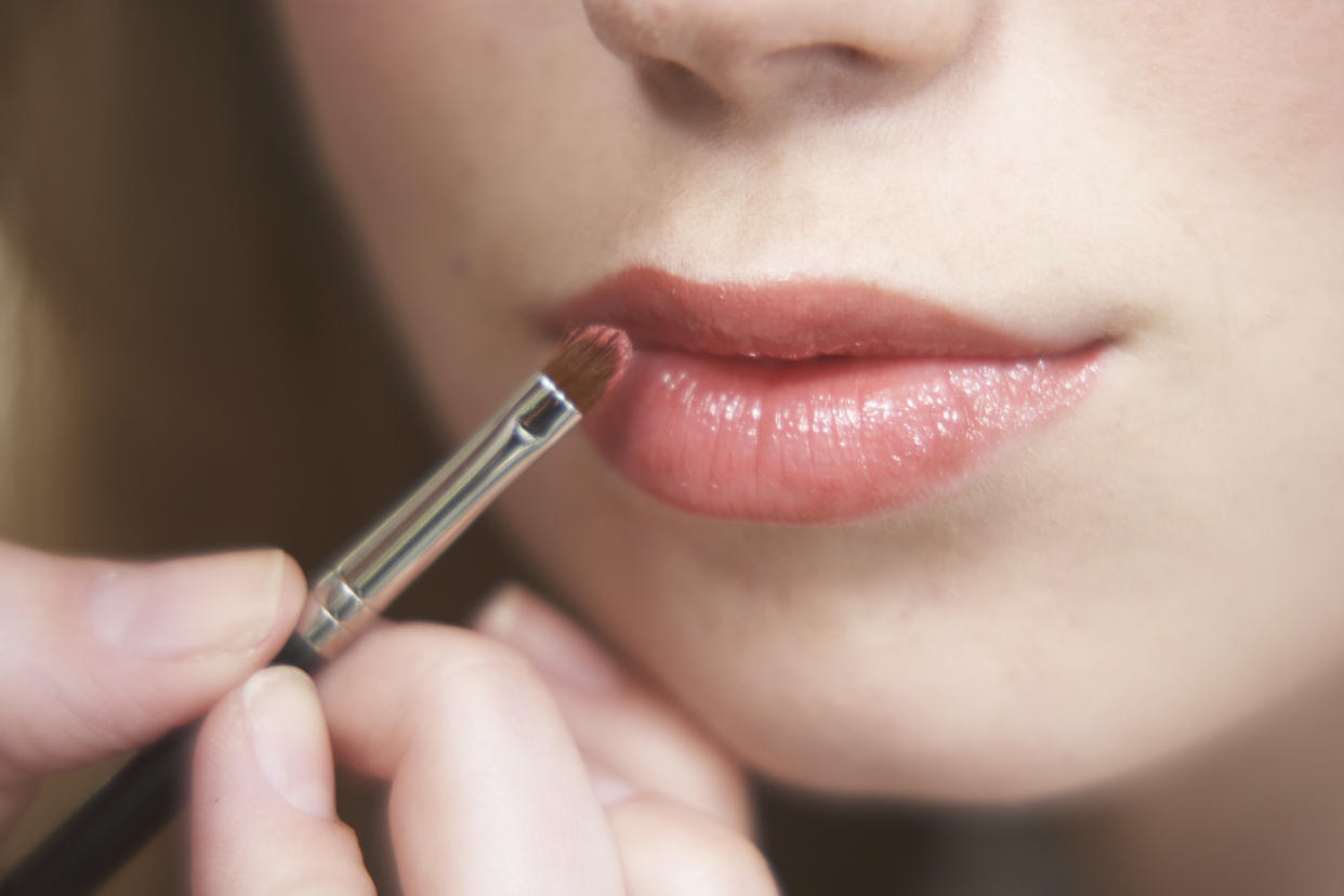 Mit einem Lippenpinsel lässt sich die Farbe besonders gleichmäßig auftragen (Symbolbild: Getty Images)