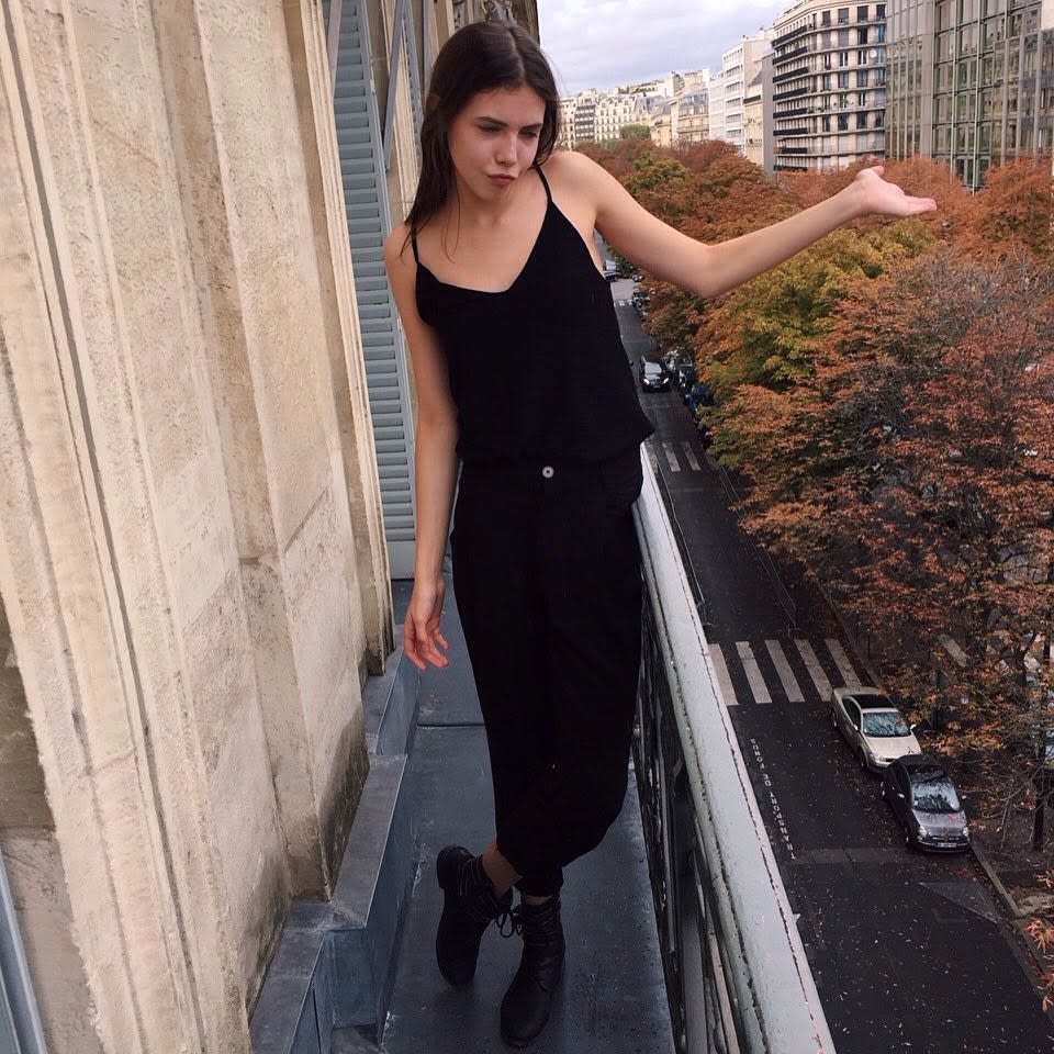 <p>Léa Julian n’a pas seulement un corps bien fait, elle a aussi une tête bien pleine. Elle a souhaité poursuivre ses études. Elle apprend qu’elle est reçue au bac pendant un défilé Chanel au Grand Palais. Crédit photo : Instagram / Léa Julian </p>