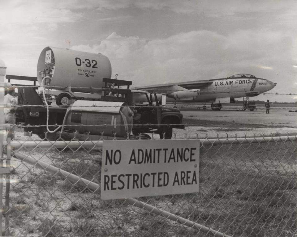 Publicado el 24/10/1962: Contingente de la Fuerza Aérea para quedarse... un tiempo, al menos. Avión grande, equipo de abastecimiento de combustible. El Aeropuerto Internacional de Palm Beach se convirtió en un centro de actividad militar cuando Estados Unidos comenzó a desplegar sus fuerzas para la "cuarentena" cubana. La Fuerza Aérea trasladó un trío de bombarderos a reacción B-47 y un par de KC-97 junto con unos 40 oficiales y hombres. Miami Herald File