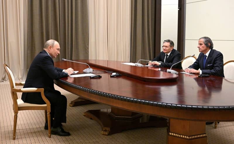 Russian President Vladimir Putin (L) meets with Rosatom State Atomic Energy Corporation Director General Alexey Likhachev (C) and International Atomic Energy Agency (IAEA) Director General Rafael Grossi at the Putin's residence, Bocharov Ruchei in Sochi. -/Kremlin/dpa