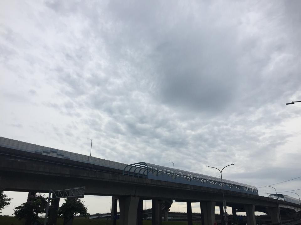 今（11）日南部地區及台東的南端持續容易有短暫陣雨或雷雨，並有局部大雨發生機率，提醒民眾注意   圖：閻芝霖/攝