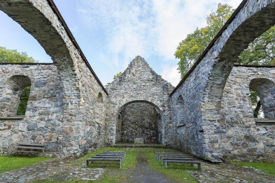 Ruinas de iglesia de Nes, en región de Oslo, en donde se ha visto deambulando por la noche al inquieto fantasma del sacerdote Jacob Christian Finckenhagen.