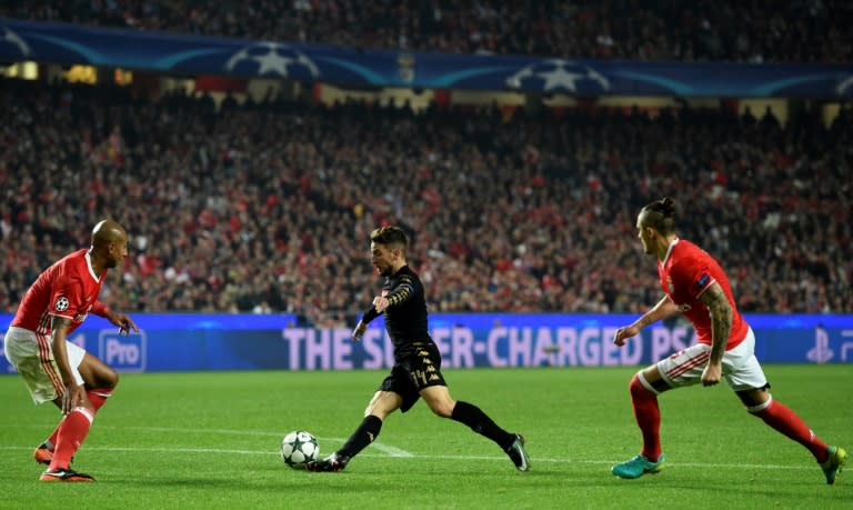 Napoli's midfielder Dries Mertens (C) controls the ball past Benfica's defender Luisao (L) to score during the UEFA Champions League Group B football match SL Benfica vs SSC Napoli at the Luz stadium in Lisbon, on December 6, 2016