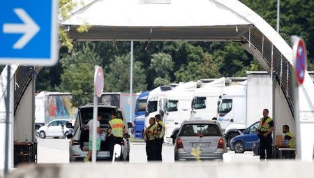 German police officers control cars at a permanent checkpoint at the motorway between Kiefersfelden and the Austrian city Kufstein, Germany June 21, 2018. Picture taken June 21, 2018. REUTERS/Michaela Rehle