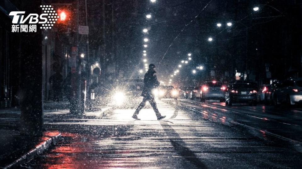 黃男走在路上遭小客車撞擊，提告求償。（示意圖／Shutterstock達志影像）