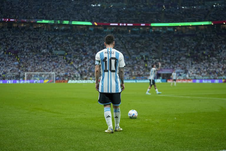 Lionel Messi se apresta a despejar contra México en el partido por el Grupo C del Mundial, el sábado 26 de noviembre de 2022, en Lusail, Qatar. (AP Foto/Jorge Saenz)