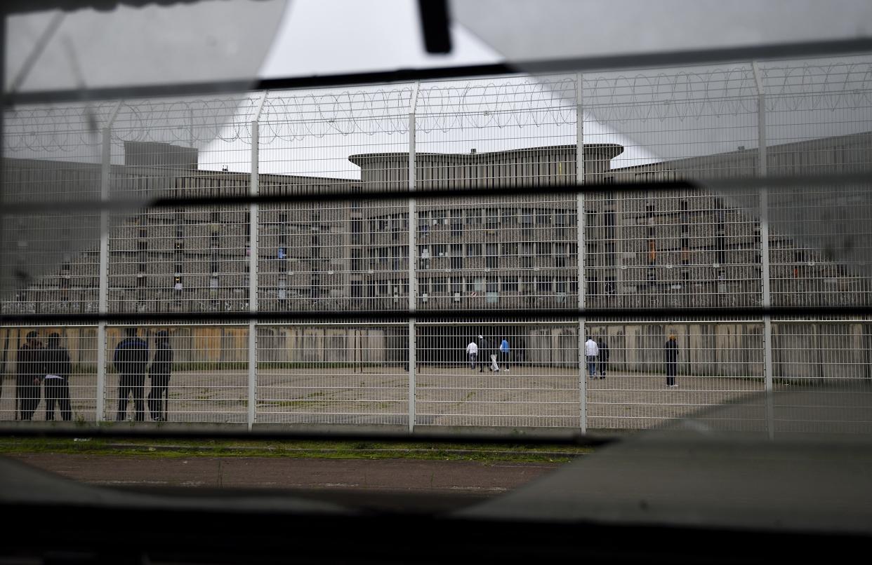 Des détenus marchent dans une cour de la prison de Fleury-Merogis, au sud de Paris, le 29 octobre 2015. (crédit AFP PHOTO / ERIC FEFERBERG)