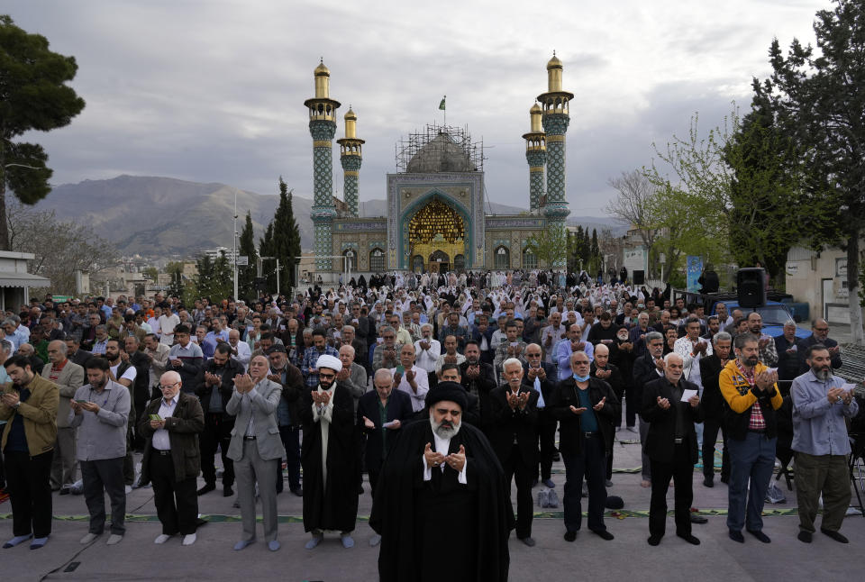 Fieles iraníes rezan en el Eid al-Fitr, que marca el final del Ramadán, en Teherán, Irán, el miércoles 10 de abril de 2024. (AP Foto/Vahid Salemi)
