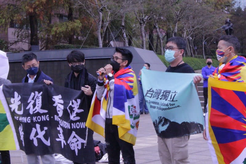 西藏台灣人連線理事長札西慈仁（Tashi Tsering）在中國銀行前發表短講，呼籲大眾一同抵制2022北京冬奧。（陳艾伶攝）
