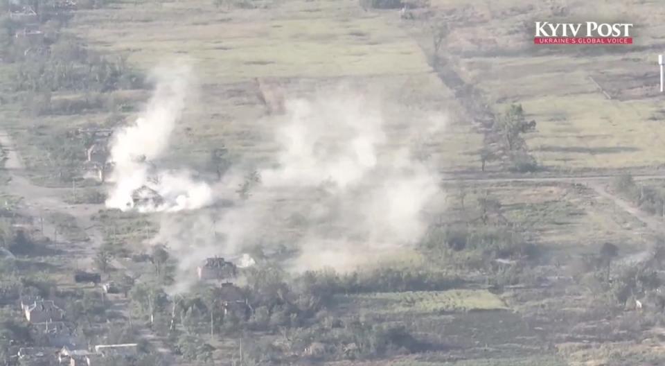 烏軍派遣兩架 M3-Bradley 布雷德利戰車進攻羅博季涅村莊南側。   圖：翻攝自X／@YWNReporter