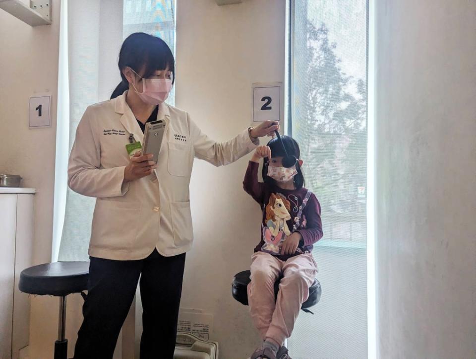 ▲圖說：台灣幼兒園孩童弱視盛行率為5.33％，醫師提醒家長，孩子3歲時務必找眼科醫師做第一次視力檢查。(照片提供/星星親子眼科)