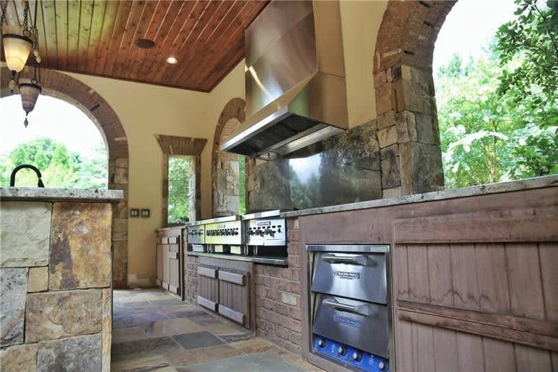 Outdoor Kitchen