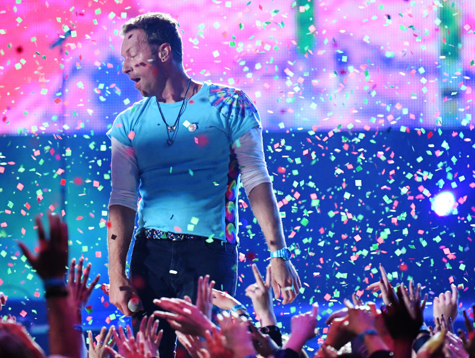 INGLEWOOD, CA - MARCH 05:  Singer Chris Martin performs onstage at the 2017 iHeartRadio Music Awards which broadcast live on Turner's TBS, TNT, and truTV at The Forum on March 5, 2017 in Inglewood, California.  (Photo by Jeff Kravitz/FilmMagic)