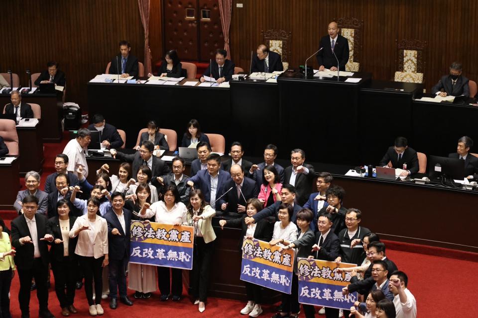 民進黨團抗議，國民黨修法救黨產。林啟弘攝