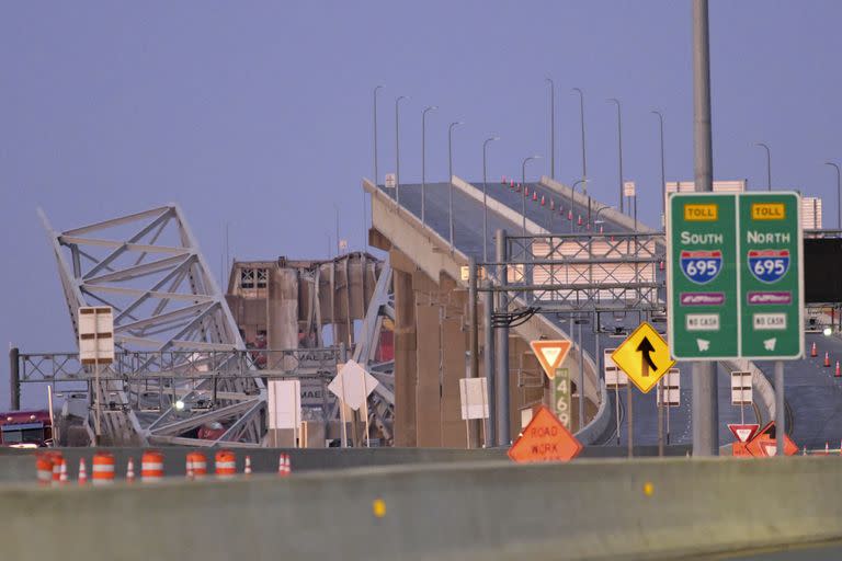 Uno de los caminos de entrada al puente que fue derrumbado.