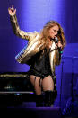 <p>Paulina Rubio se robó el show en un evento benéfico que la estrella de la música Cyndi Lauper ofreció en Nueva York, y allí lució un vestido rojo a su llegada y un sexy leotardo en el escenario. Pero fue su manicure dorado el que hizo que todos miraran sus manos/Getty Images </p>