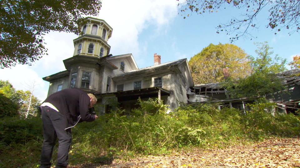 Bryan Sansivero photographs an abandoned Connecticut house that was at one time a movie star.  / Credit: CBS News