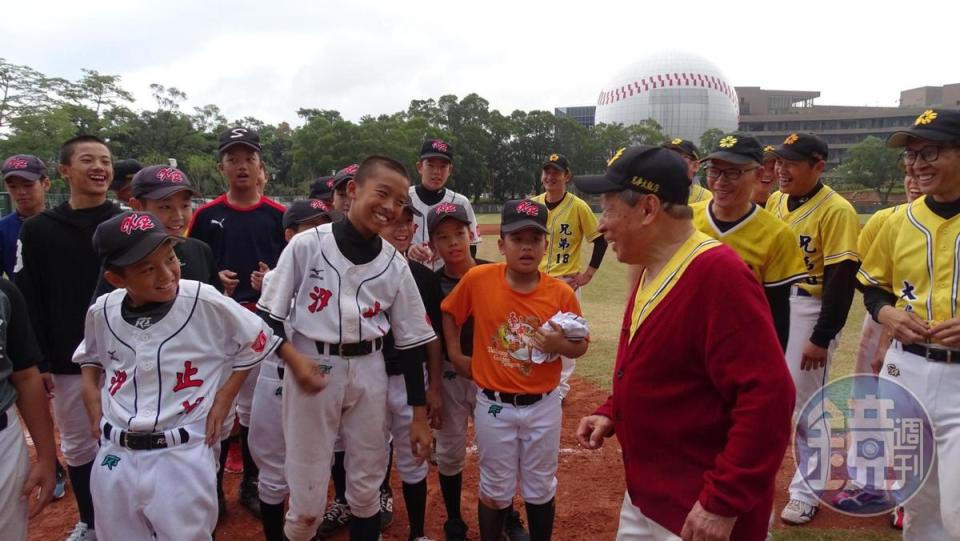 友誼賽後，與賽球員心情輕鬆，洪騰勝也勉勵小球員再加油。