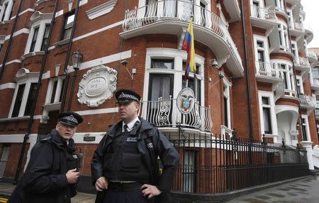 Police officers stand outside the Ecuadorian embassy in London August 13, 2015. REUTERS/Peter Nicholls