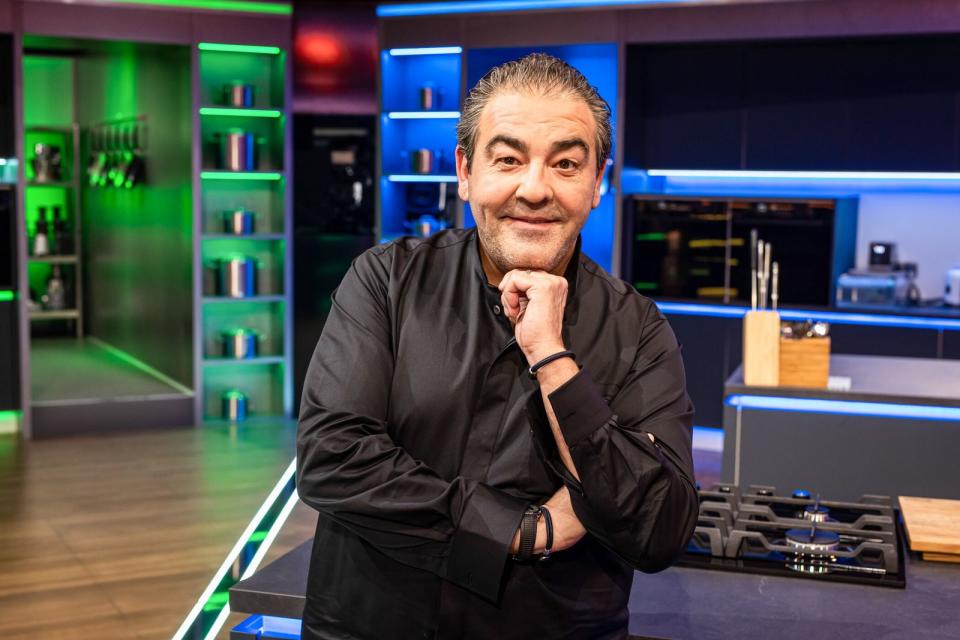 Gastjuror Juan Amador "dekonstruiert und rekonstruiert" - auch die "The Taste"-Teams. (Bild: SAT.1/Benedikt Müller)