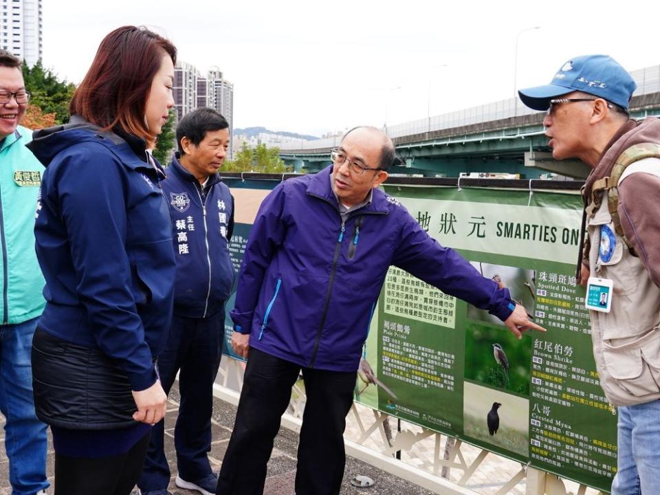 《圖說》懸掛於津渡橋上的14面展板，展示湳仔溝的蛻變及生物的多樣性。〈水利局提供〉