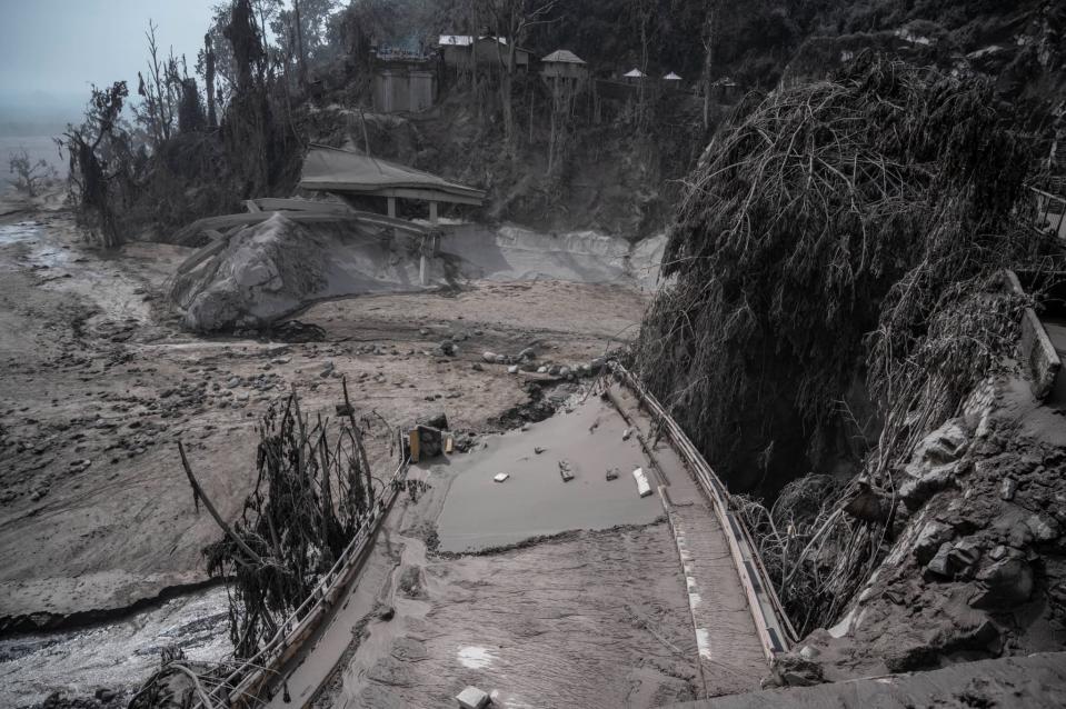 Un pont détruit après l'éruption du volcan Semeru, samedi 4 décembre 2021, en Indonésie - Juni Kriswanto - AFP