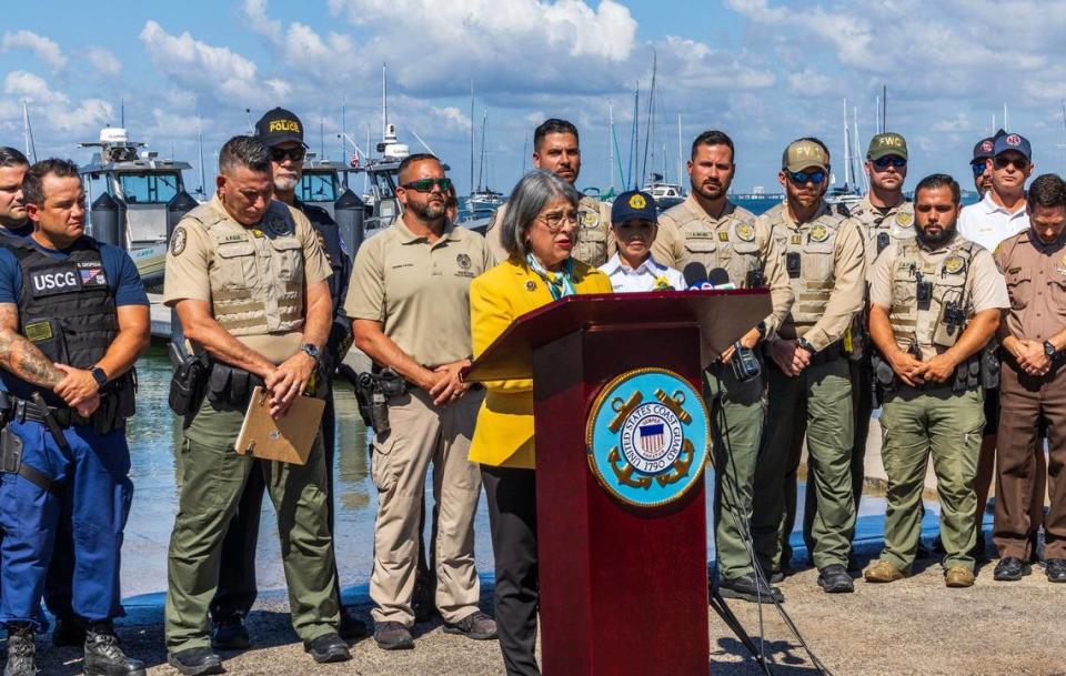 La alcaldesa del Condado Miami-Dade, Daniella Levine Cava, habla durante una conferencia de prensa el jueves 23 de mayo de 2024, en Key Biscayne, para promover la navegación segura para la Semana Nacional de Navegación Segura y durante el fin de semana del Memorial Day.