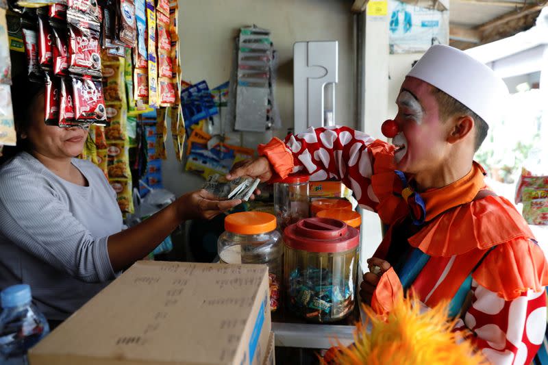 Indonesian Islamic teacher dresses as clown to teach children in Tangerang